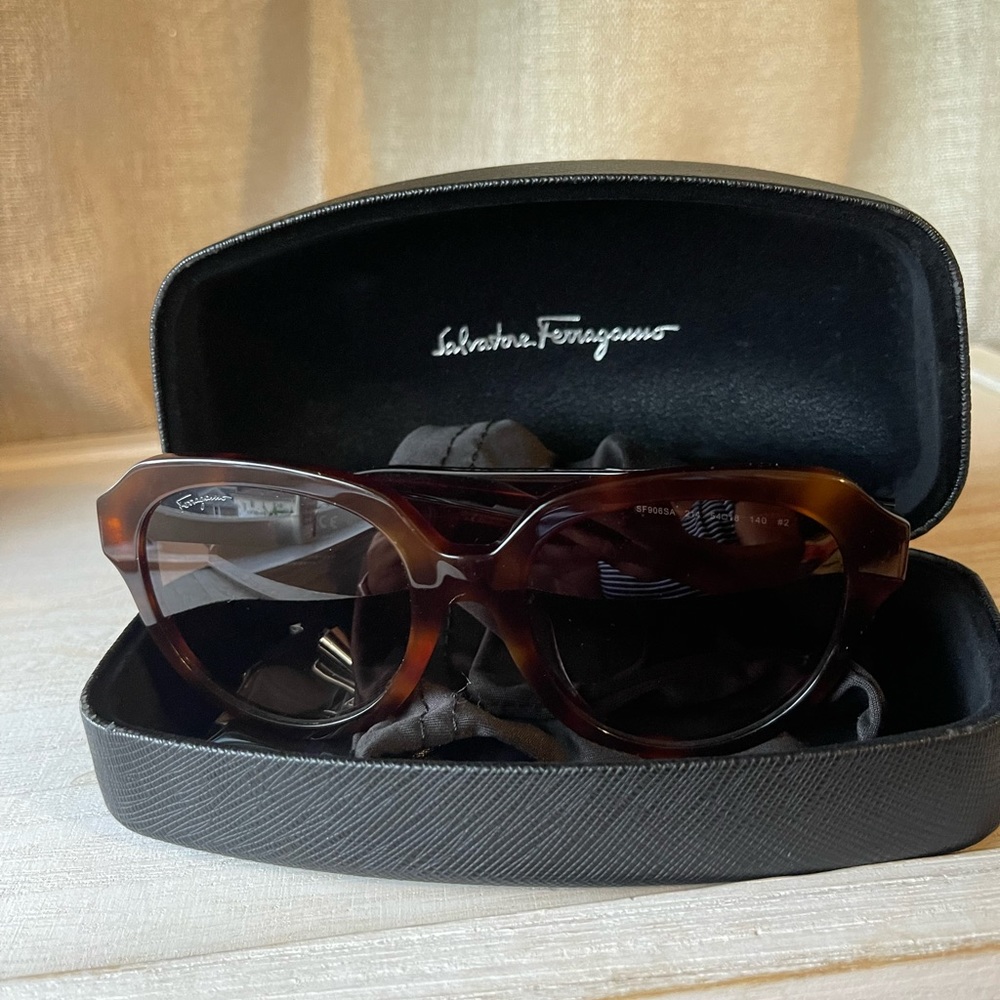 Salvatore ferragamo woman sunglasses